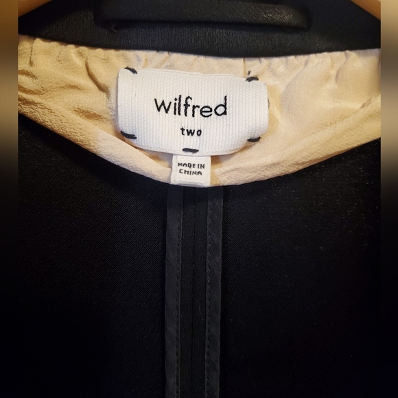 Aritzia Wilfred Chevalier blazer jacket. Satin parts. Size 2. - Picture 4 of 10